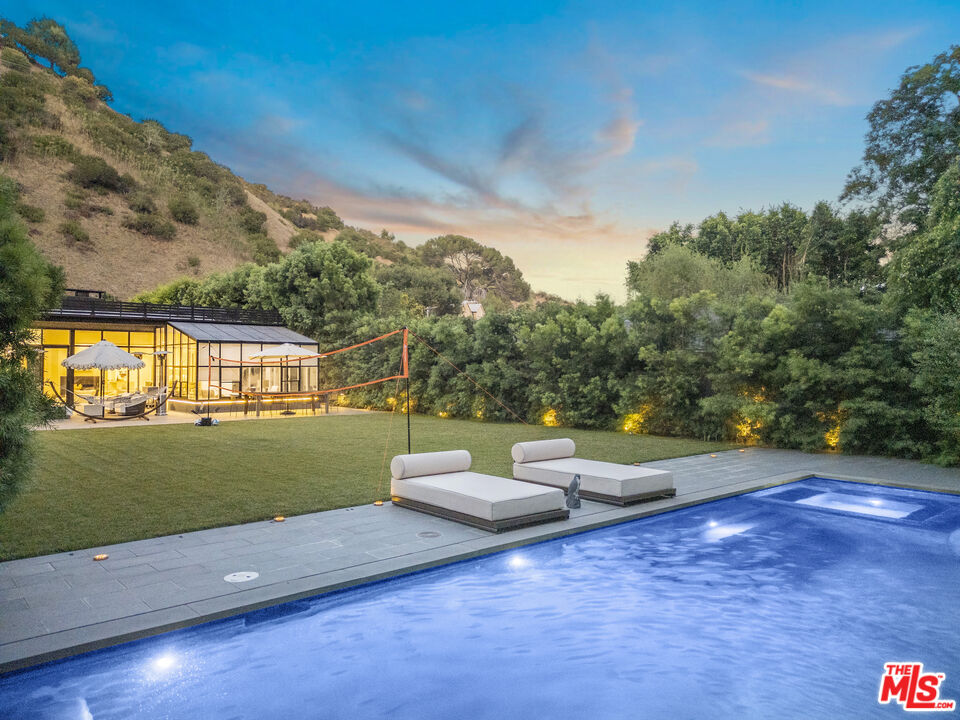 1833 Franklin Canyon Dr