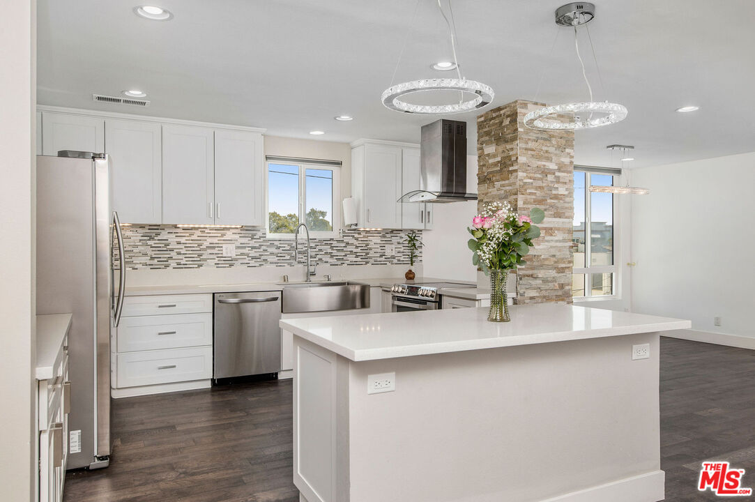 150 N Almont Dr Unit: 203