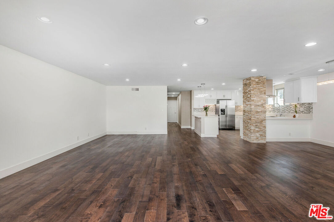 150 N Almont Dr Unit: 203