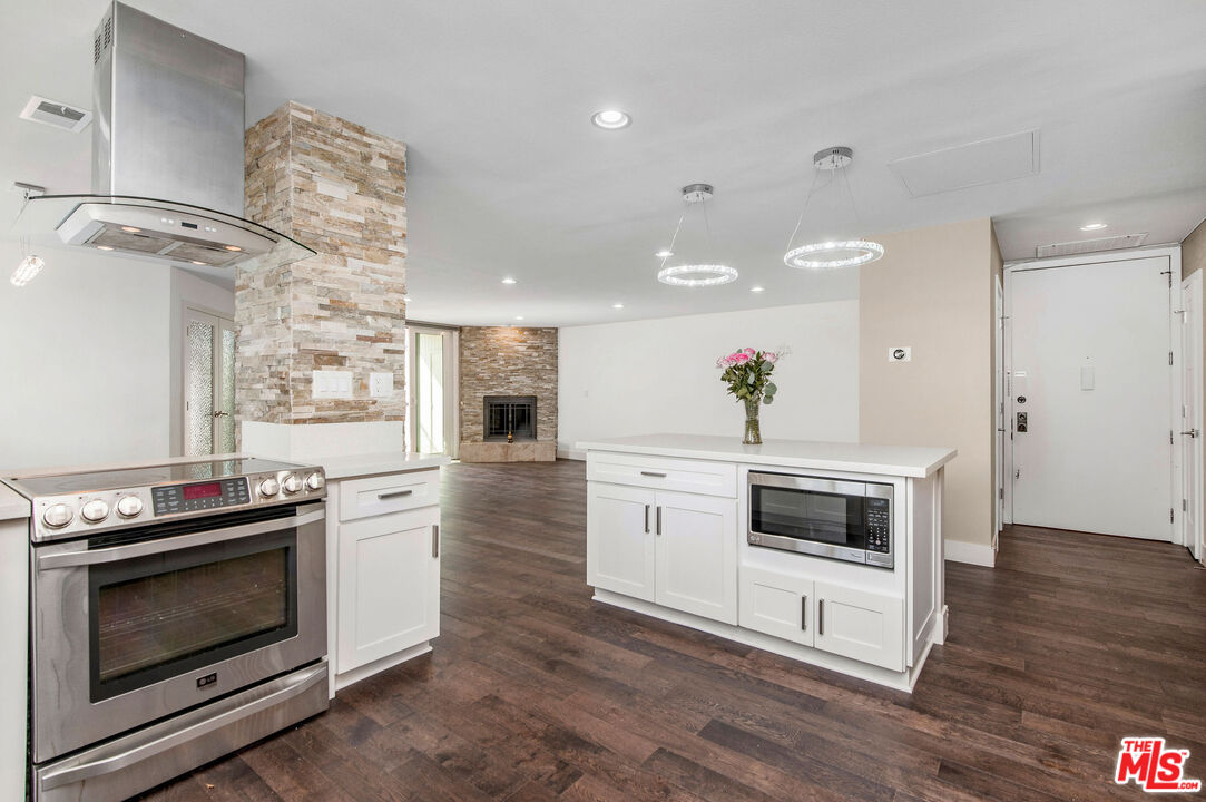 150 N Almont Dr Unit: 203