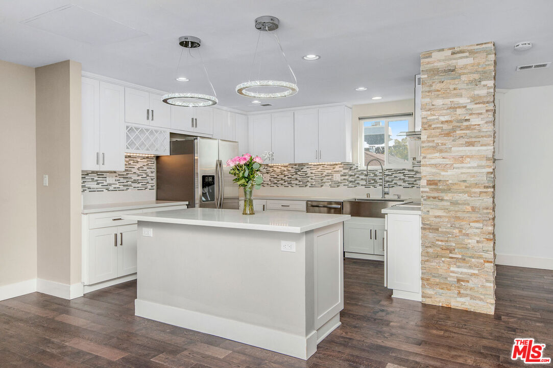 150 N Almont Dr Unit: 203