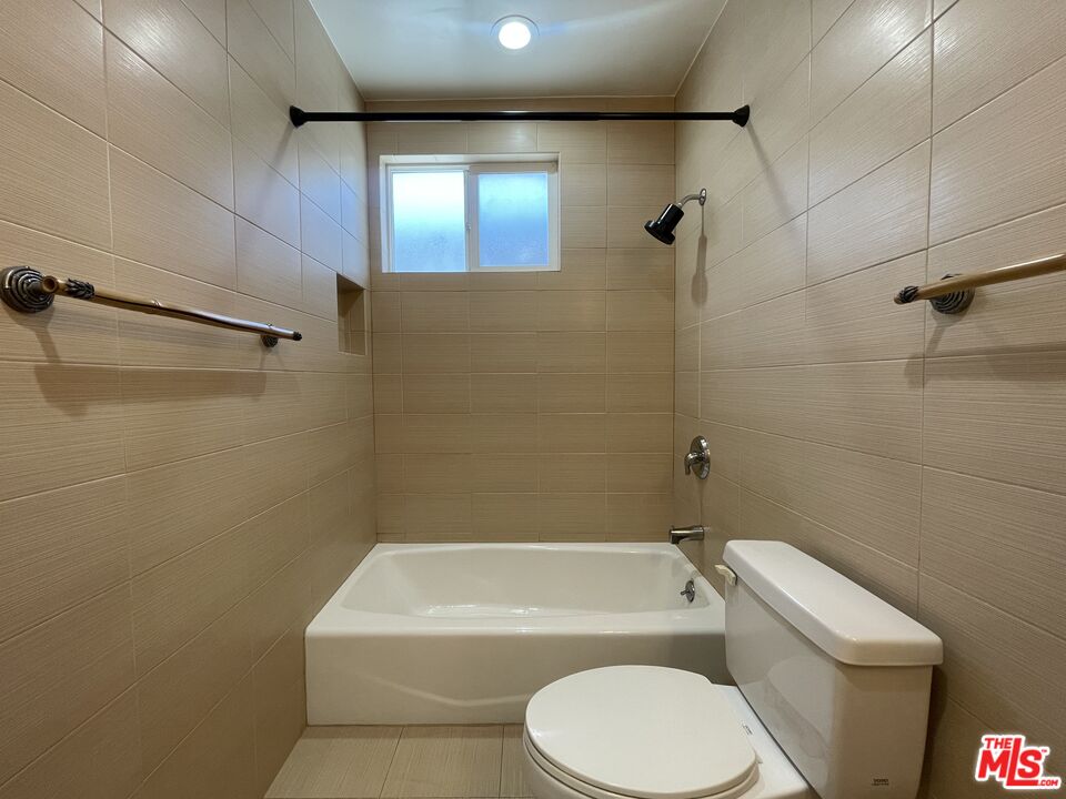 1126 N Formosa Ave Unit: 7