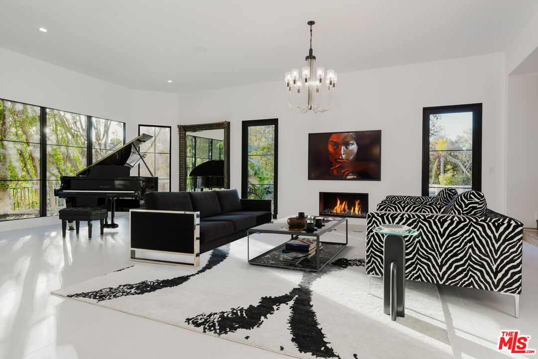 5192 Parkway Calabasas