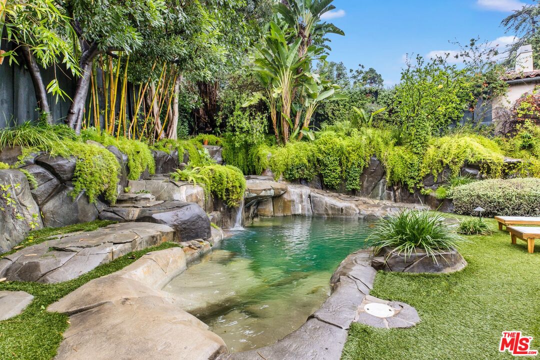 1907 N Curson Ave