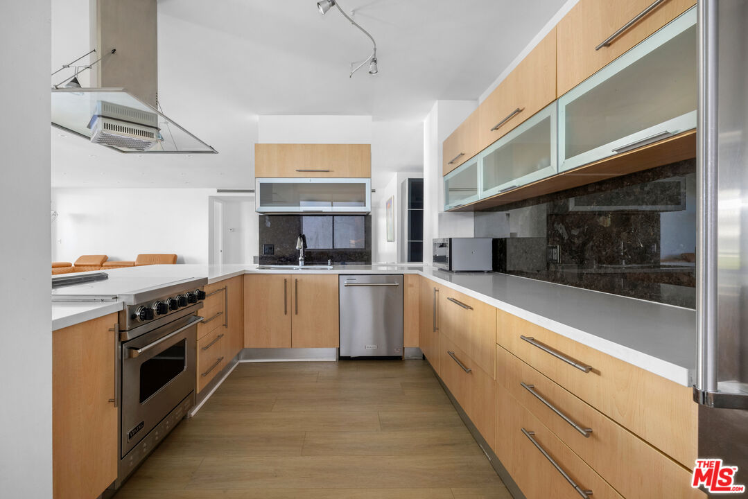 1100 Alta Loma Rd Unit: 701