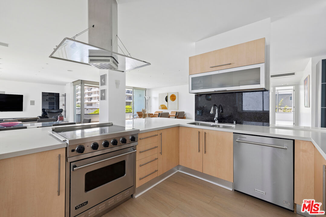 1100 Alta Loma Rd Unit: 701