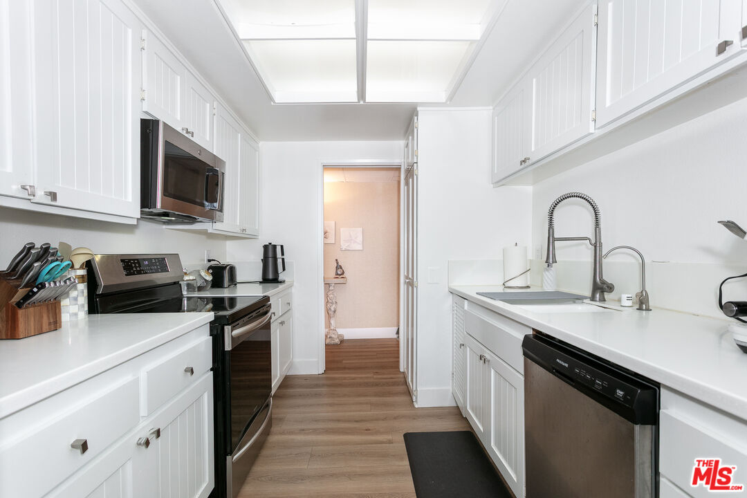 2385 Roscomare Rd Unit: D17