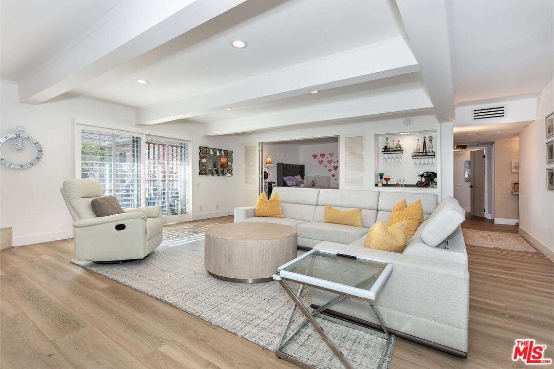 2385 Roscomare Rd Unit: D17