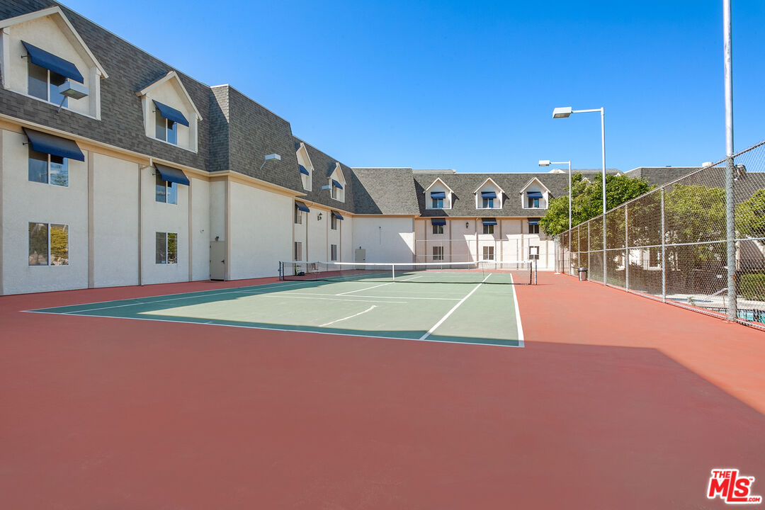 2385 Roscomare Rd Unit: D17