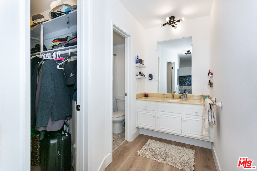 2385 Roscomare Rd Unit: D17