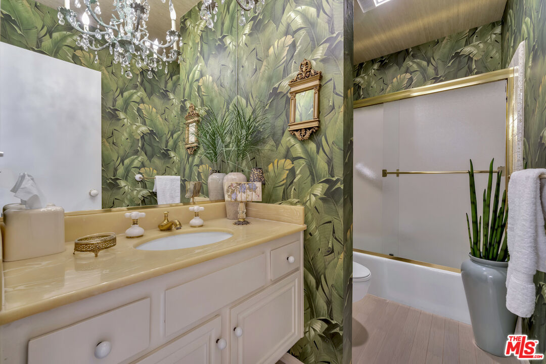 2385 Roscomare Rd Unit: D17