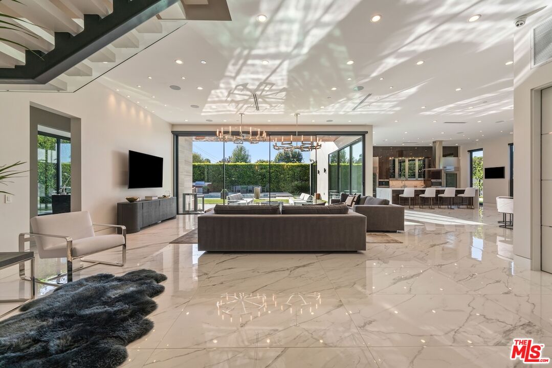 4049 Coldwater Canyon Ave