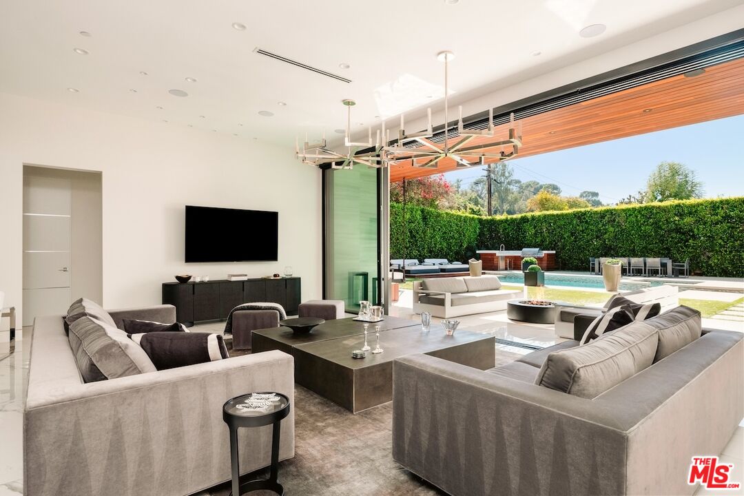 4049 Coldwater Canyon Ave