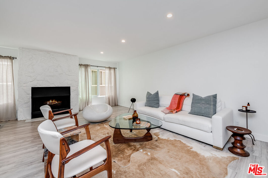 16 Quarterdeck St Unit: 102