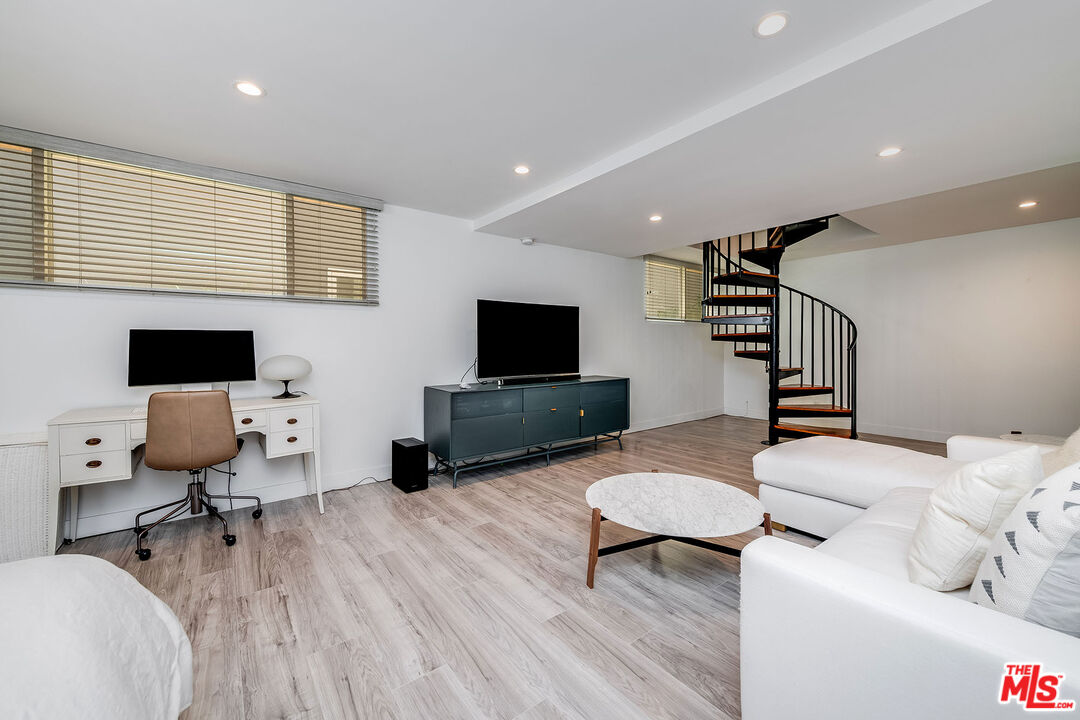 16 Quarterdeck St Unit: 102