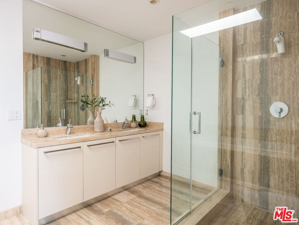 855 N Croft Ave Unit: PH4