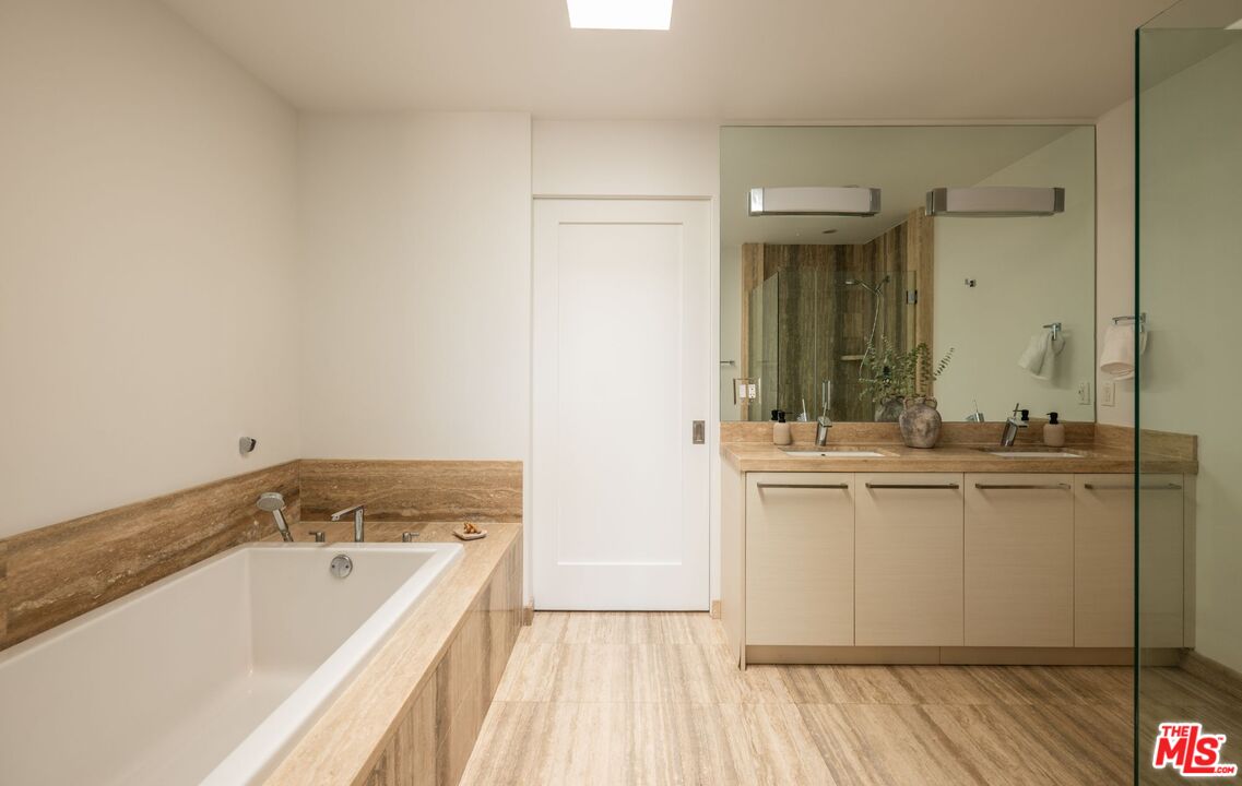 855 N Croft Ave Unit: PH4