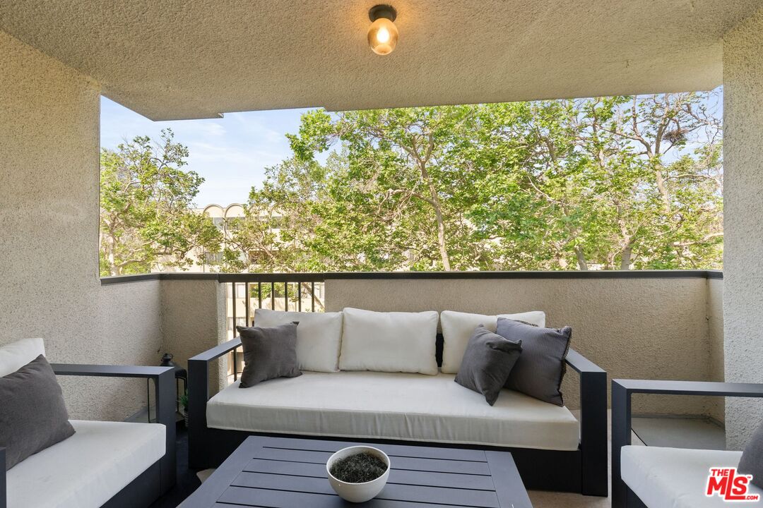 150 N Almont Dr Unit: 301