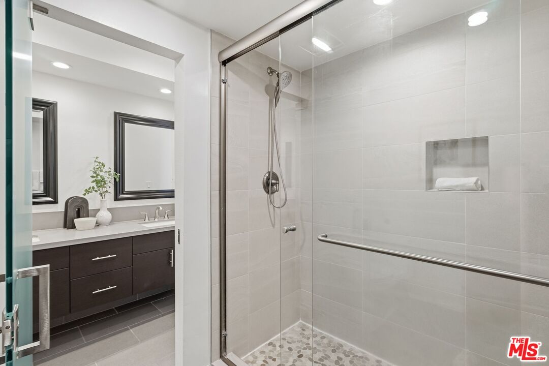 150 N Almont Dr Unit: 301
