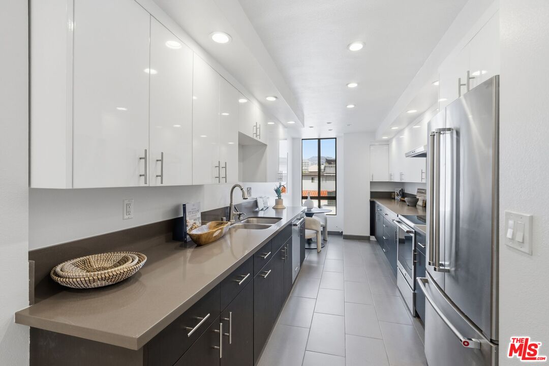150 N Almont Dr Unit: 301