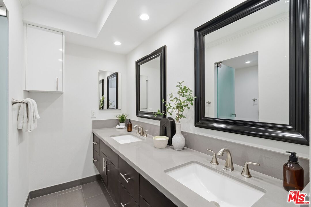 150 N Almont Dr Unit: 301