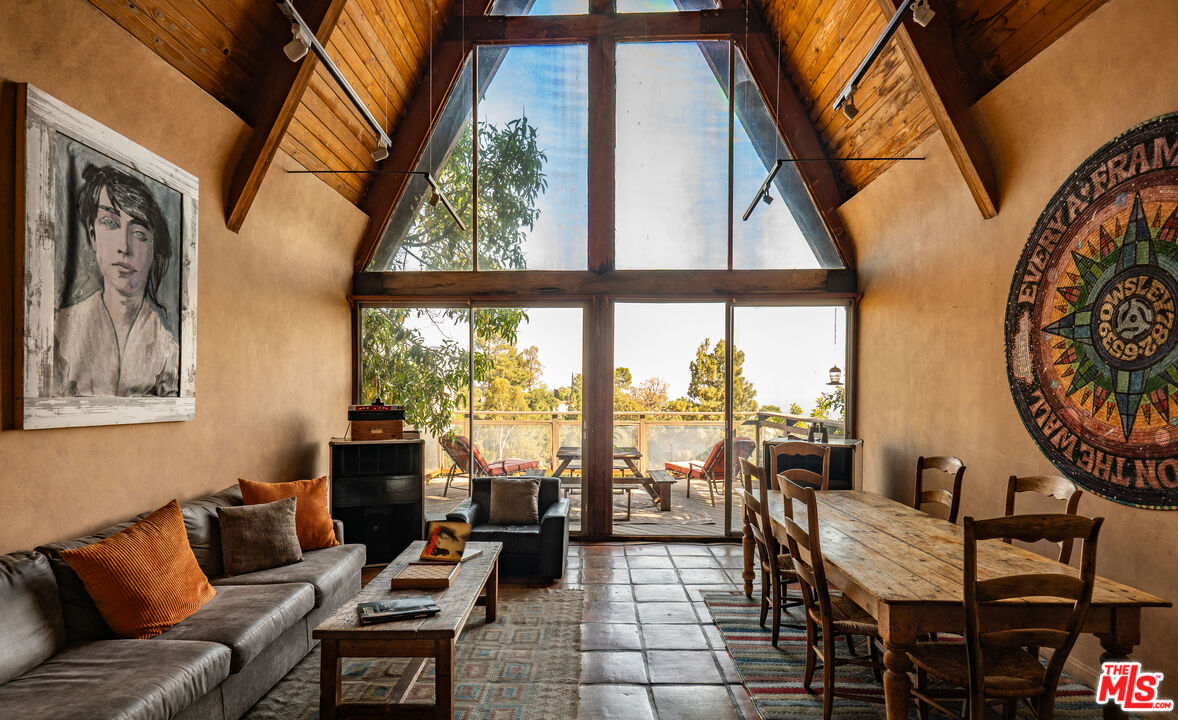 6105 Mulholland Hwy