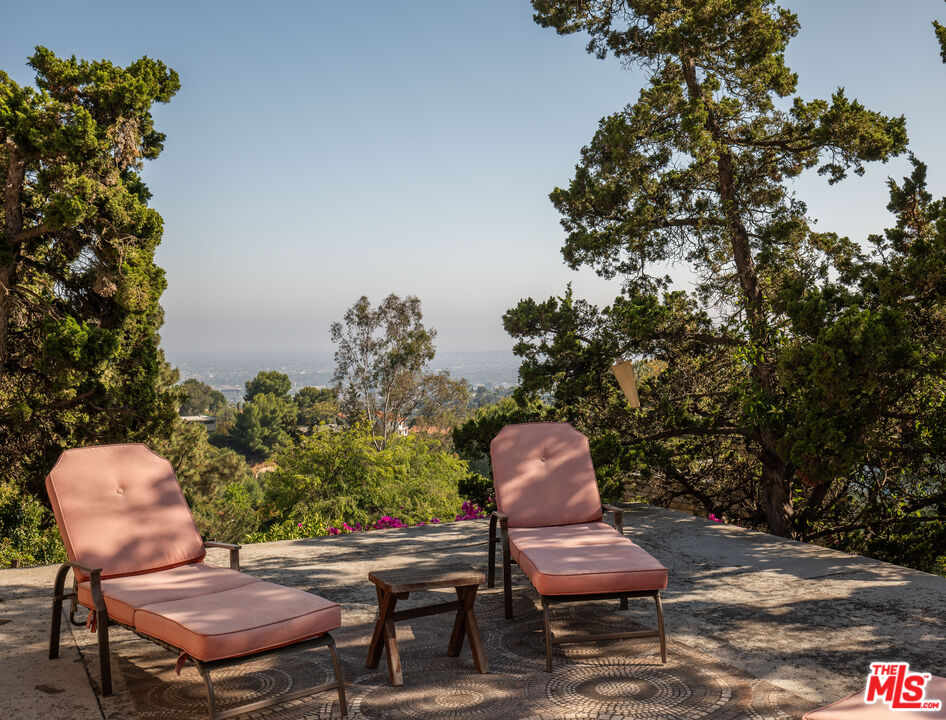 6105 Mulholland Hwy