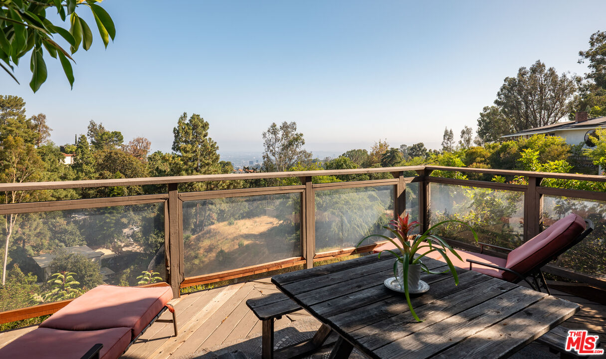 6105 Mulholland Hwy