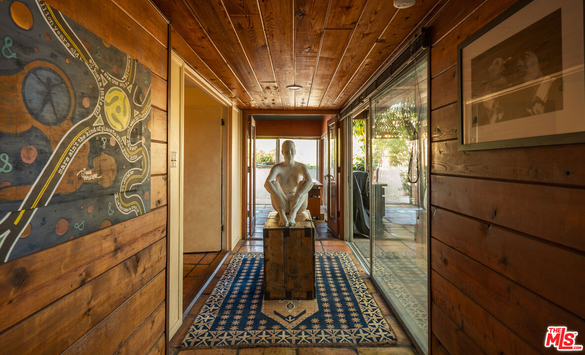 6105 Mulholland Hwy
