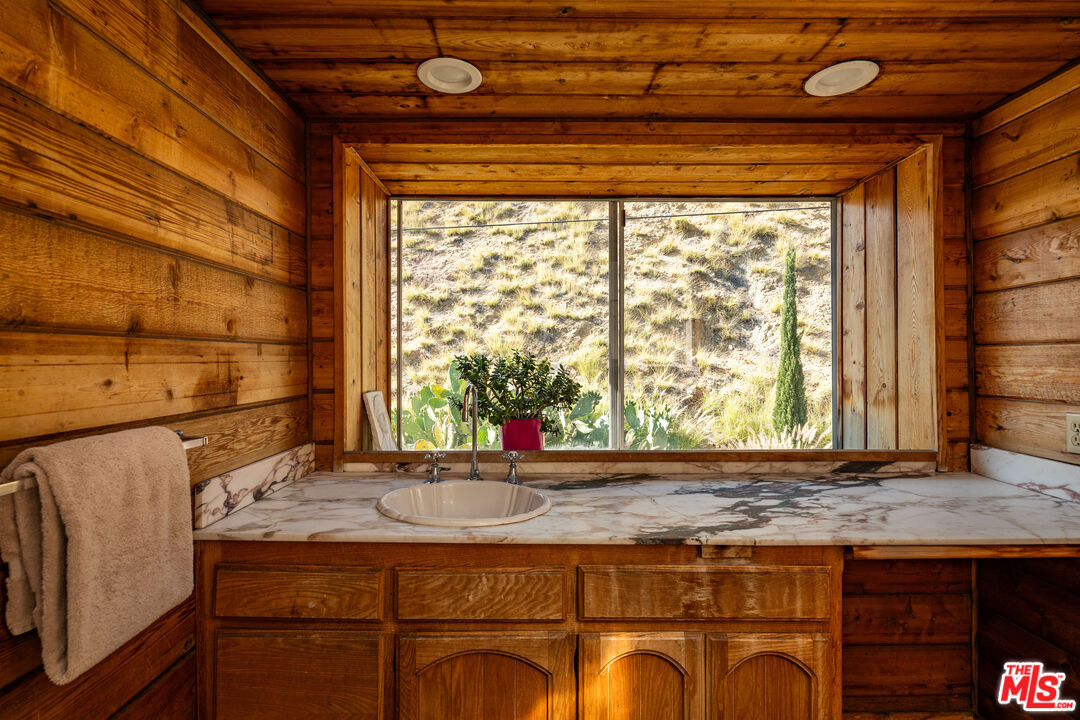 6105 Mulholland Hwy