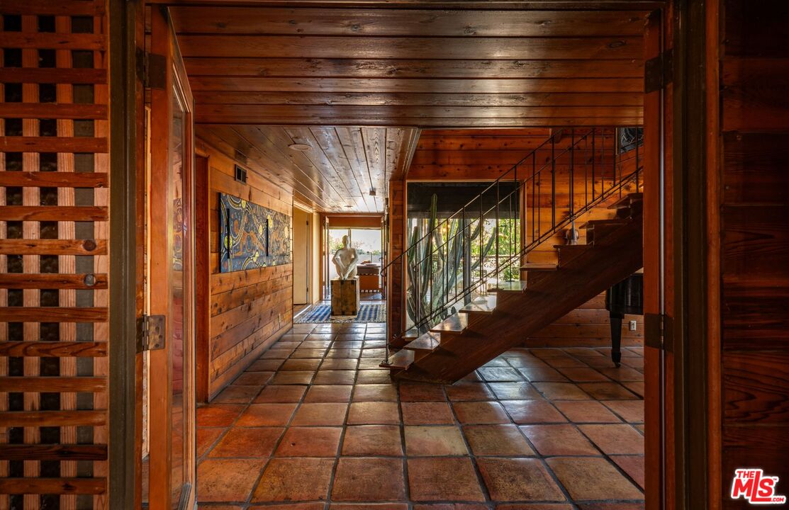 6105 Mulholland Hwy