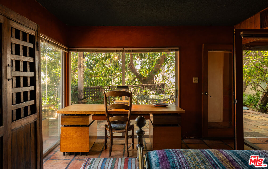 6105 Mulholland Hwy