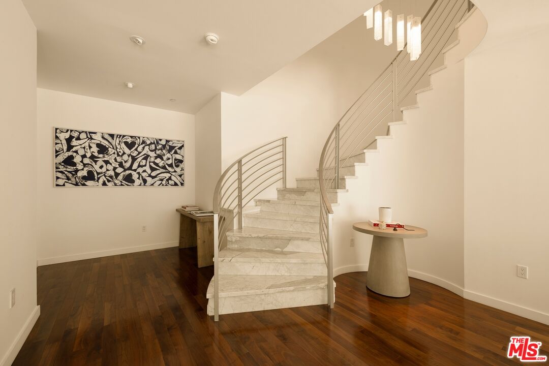 928 N Croft Ave Unit: 102