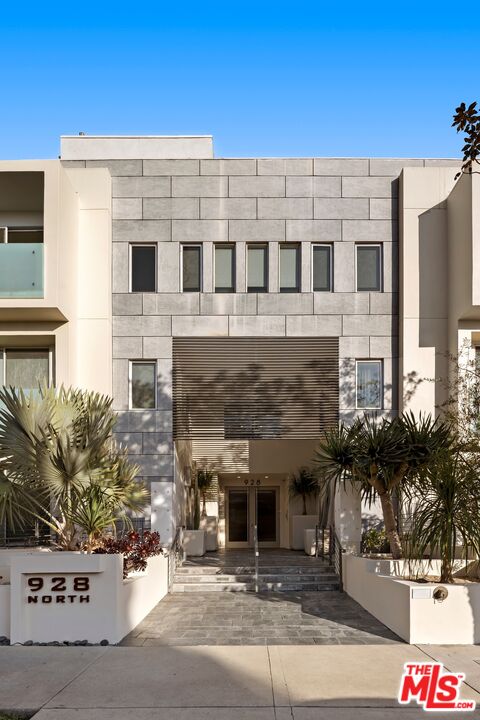 928 N Croft Ave Unit: 102