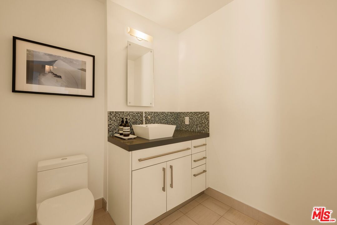 928 N Croft Ave Unit: 102