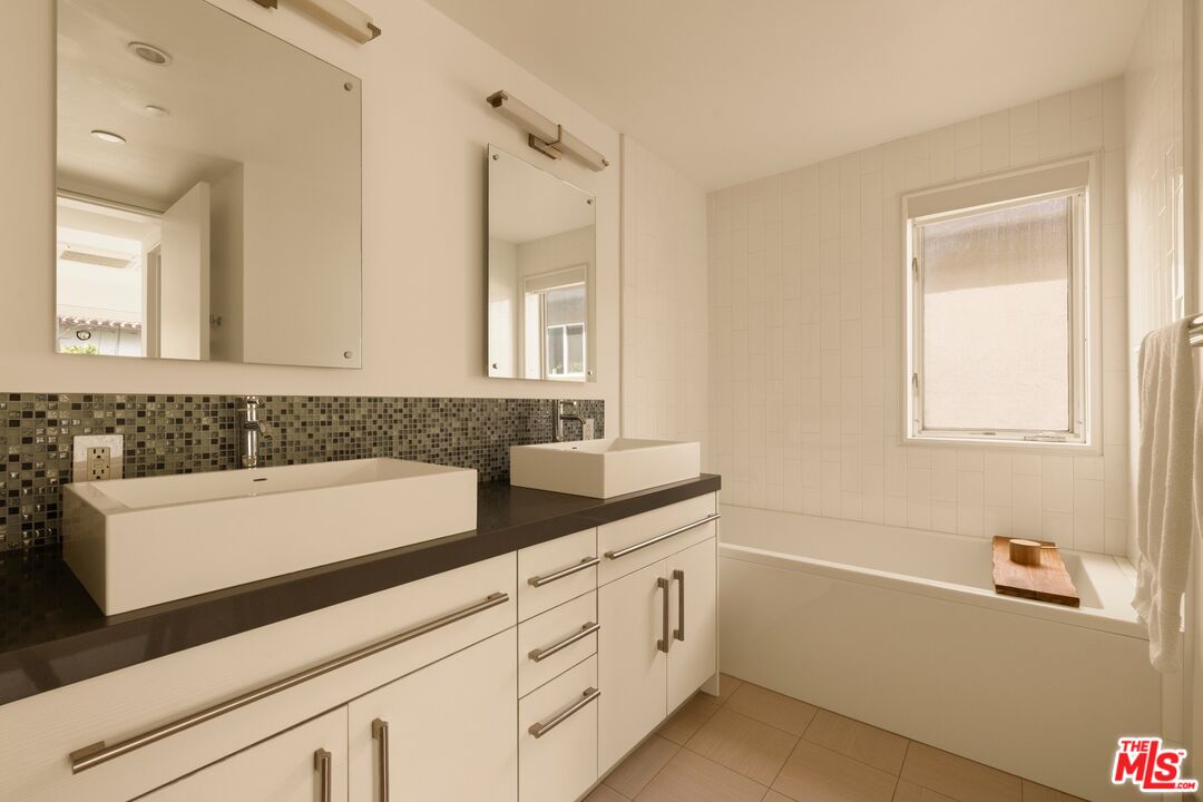 928 N Croft Ave Unit: 102