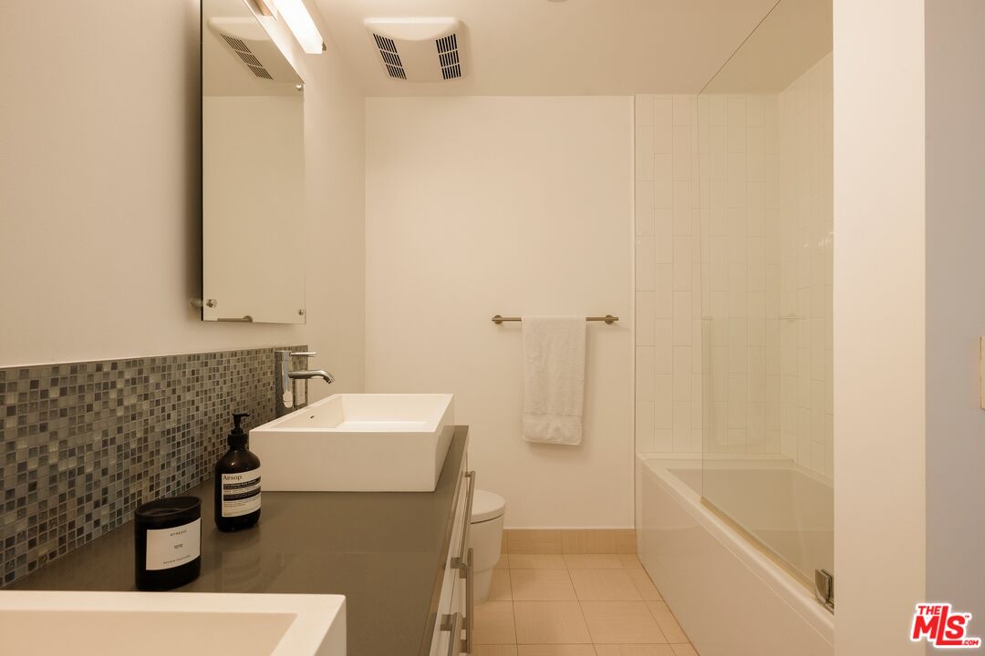 928 N Croft Ave Unit: 102