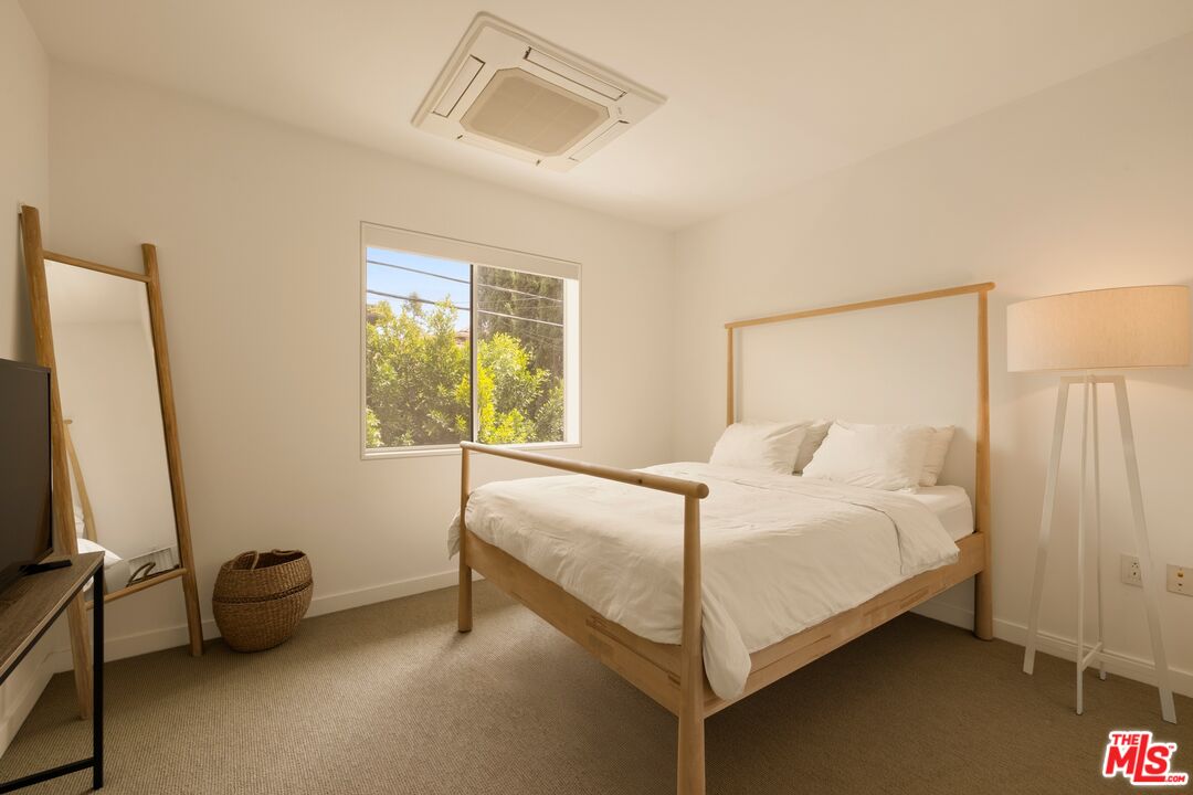 928 N Croft Ave Unit: 102