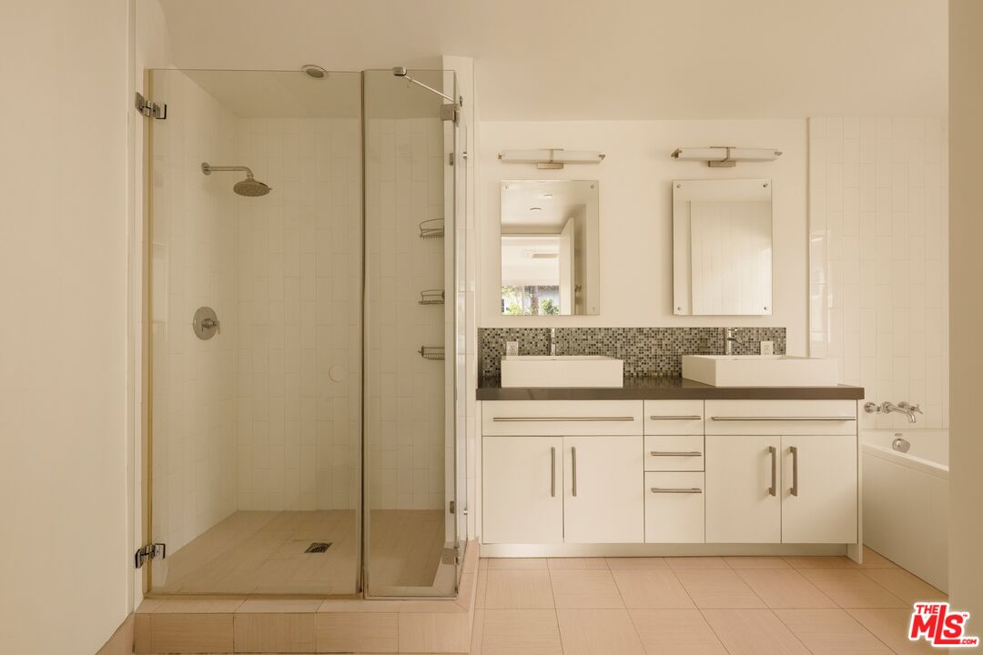 928 N Croft Ave Unit: 102