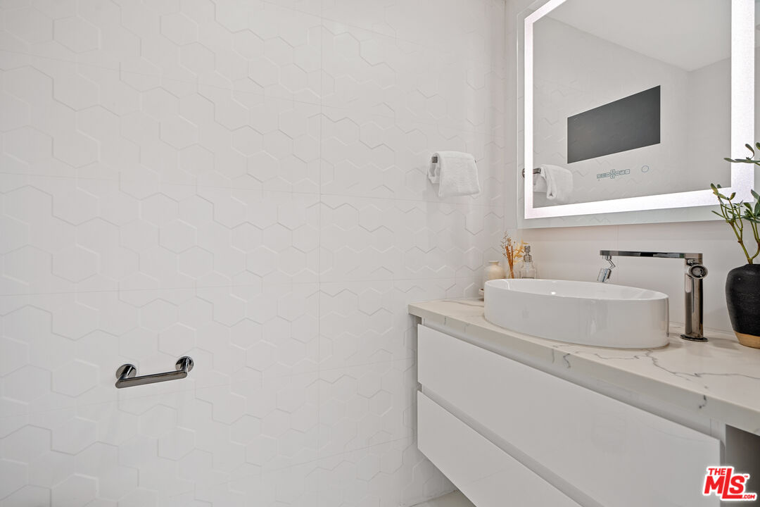 7141 Woodrow Wilson Dr