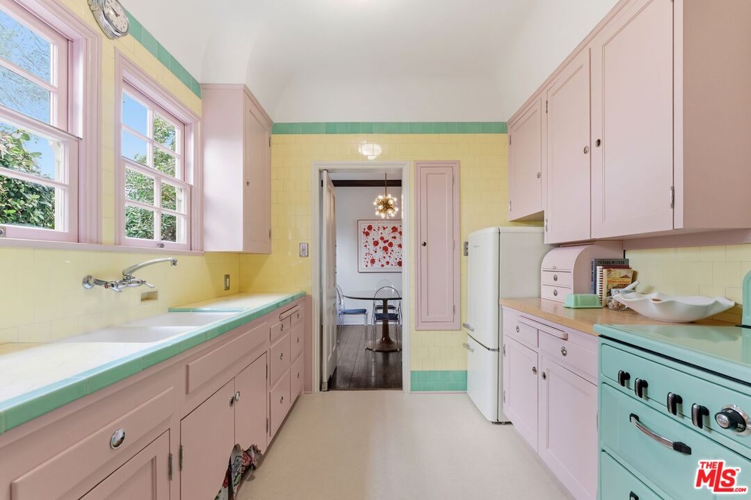 10966 Strathmore Dr Unit: 8