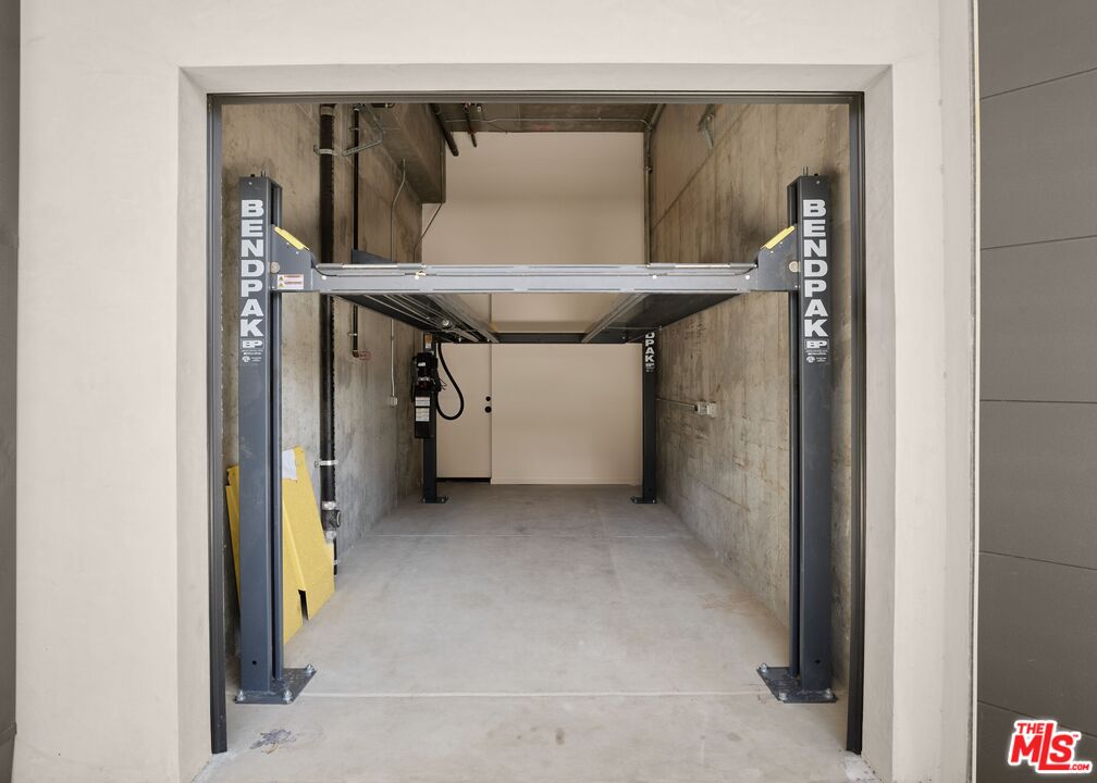 1227 N Formosa Ave Unit: 1