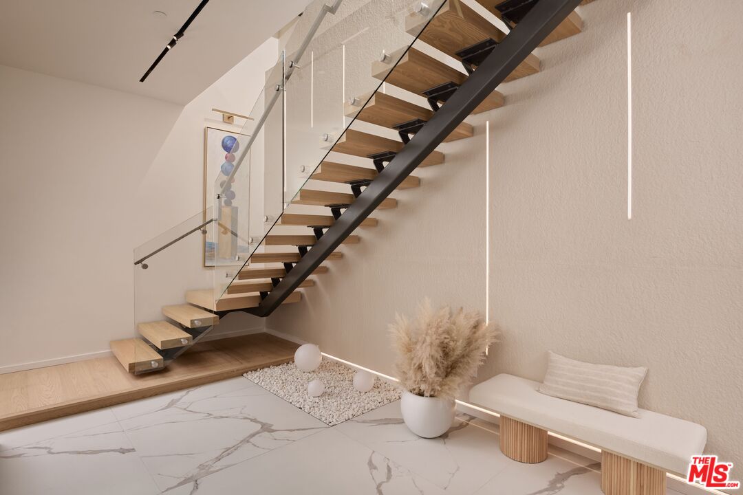 1227 N Formosa Ave Unit: 1