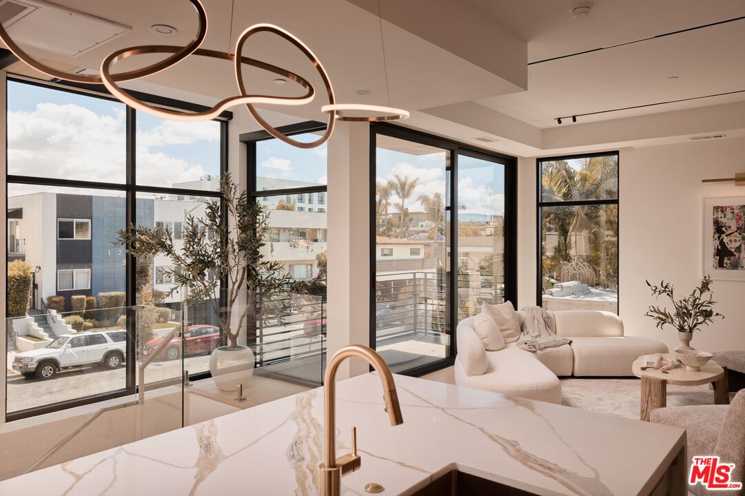 1227 N Formosa Ave Unit: 1