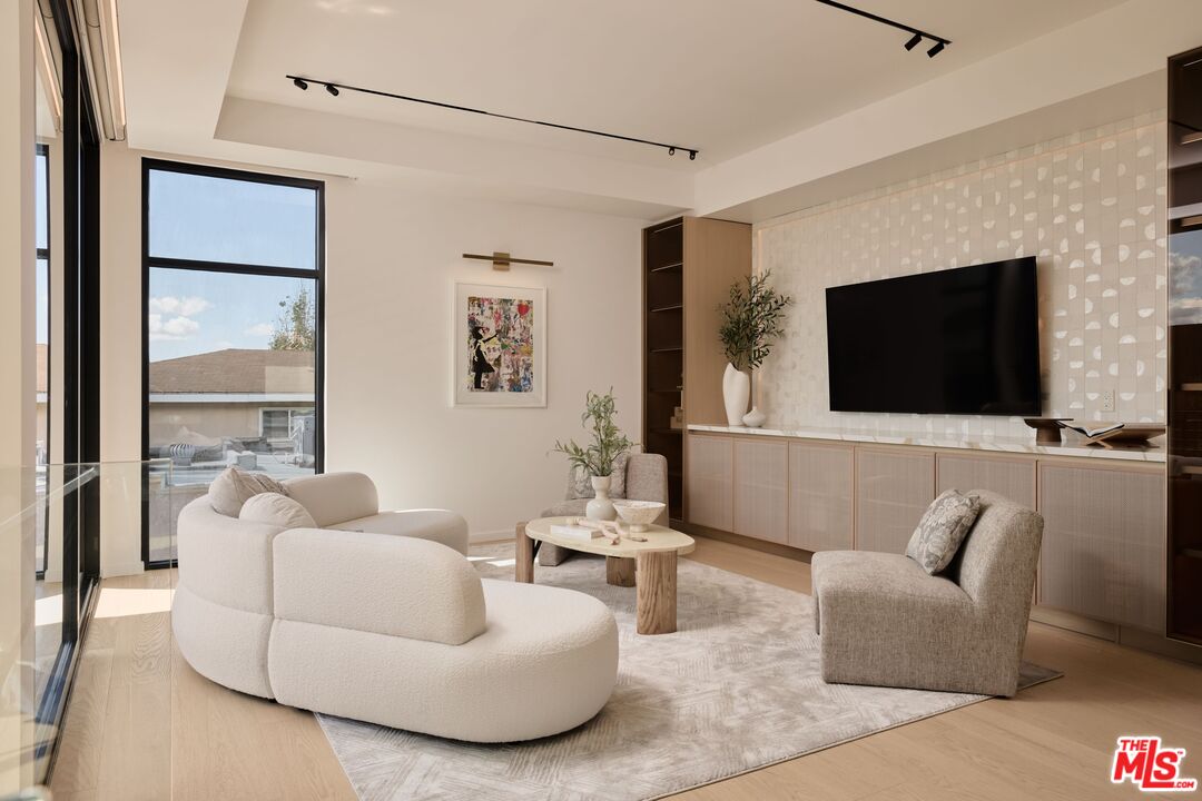 1227 N Formosa Ave Unit: 1