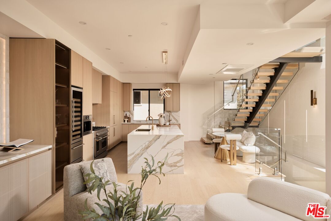 1227 N Formosa Ave Unit: 1