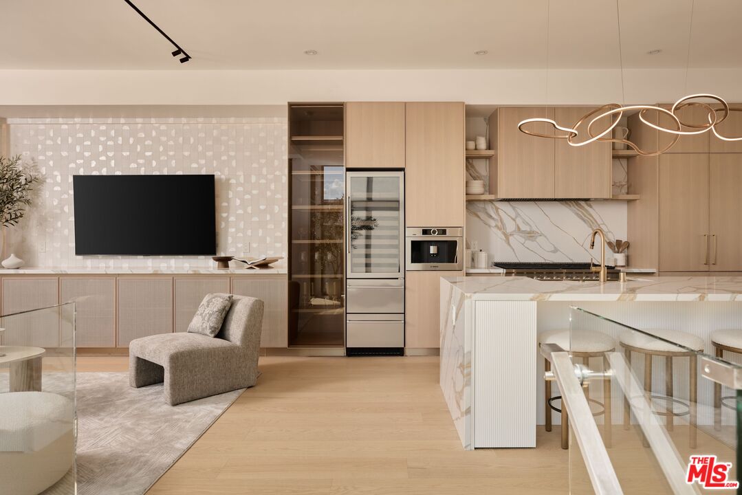 1227 N Formosa Ave Unit: 1