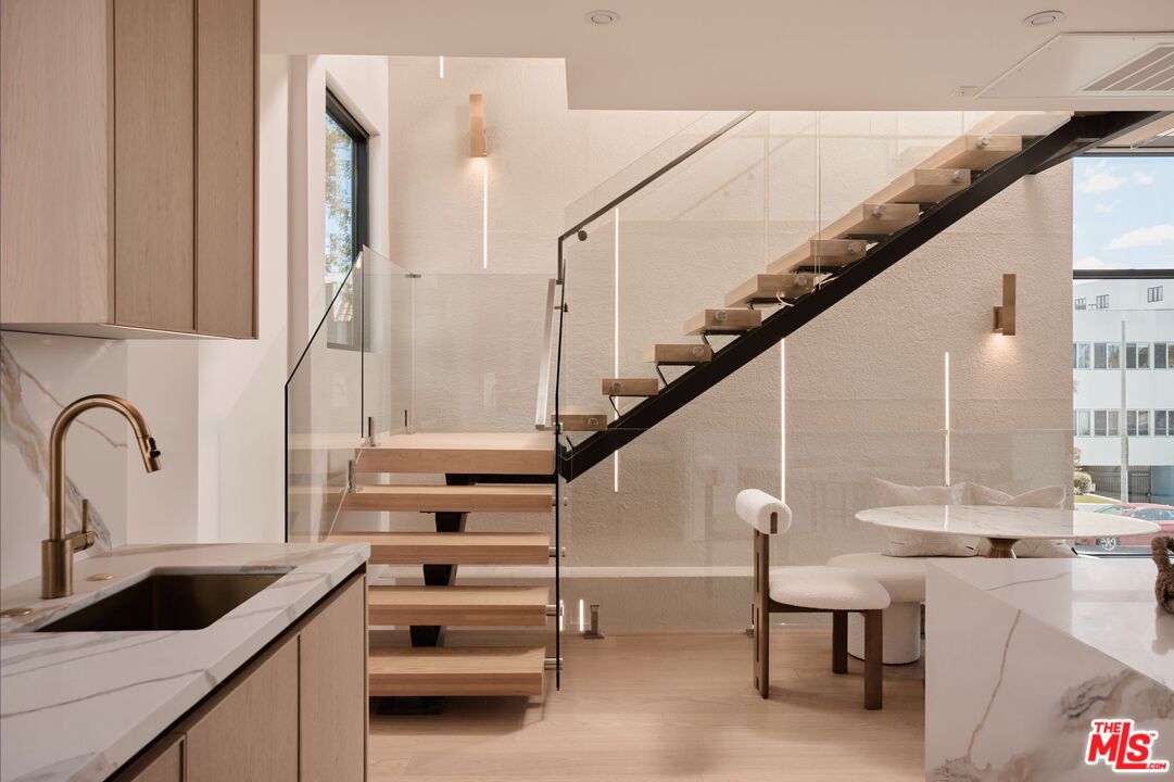 1227 N Formosa Ave Unit: 1