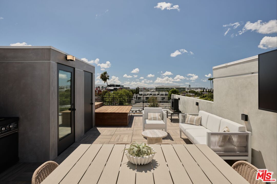 1227 N Formosa Ave Unit: 1