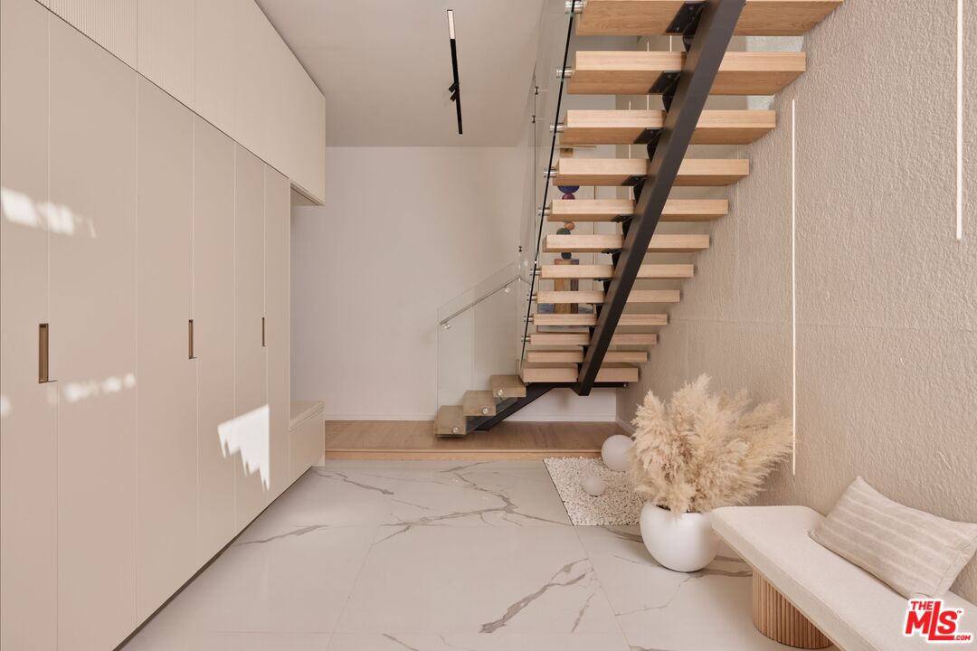 1227 N Formosa Ave Unit: 1